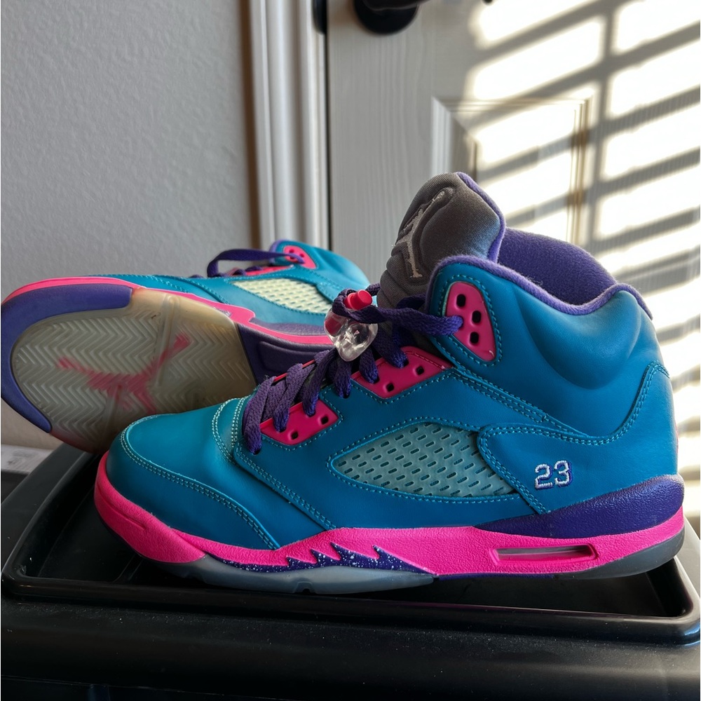 Tropical Teal 5s size 7Y which is an 8.5 in Women. Sole yellowing
